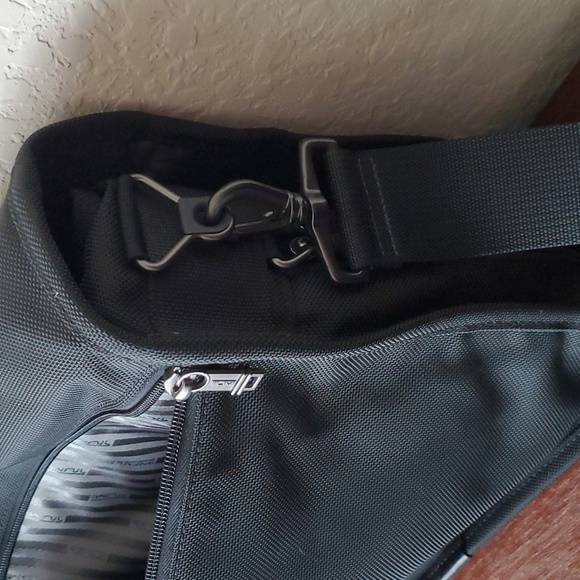 EUC. Tumi Reebok Flap Zip Crossbody Shoulder Bag Black - Picture 11 of 12